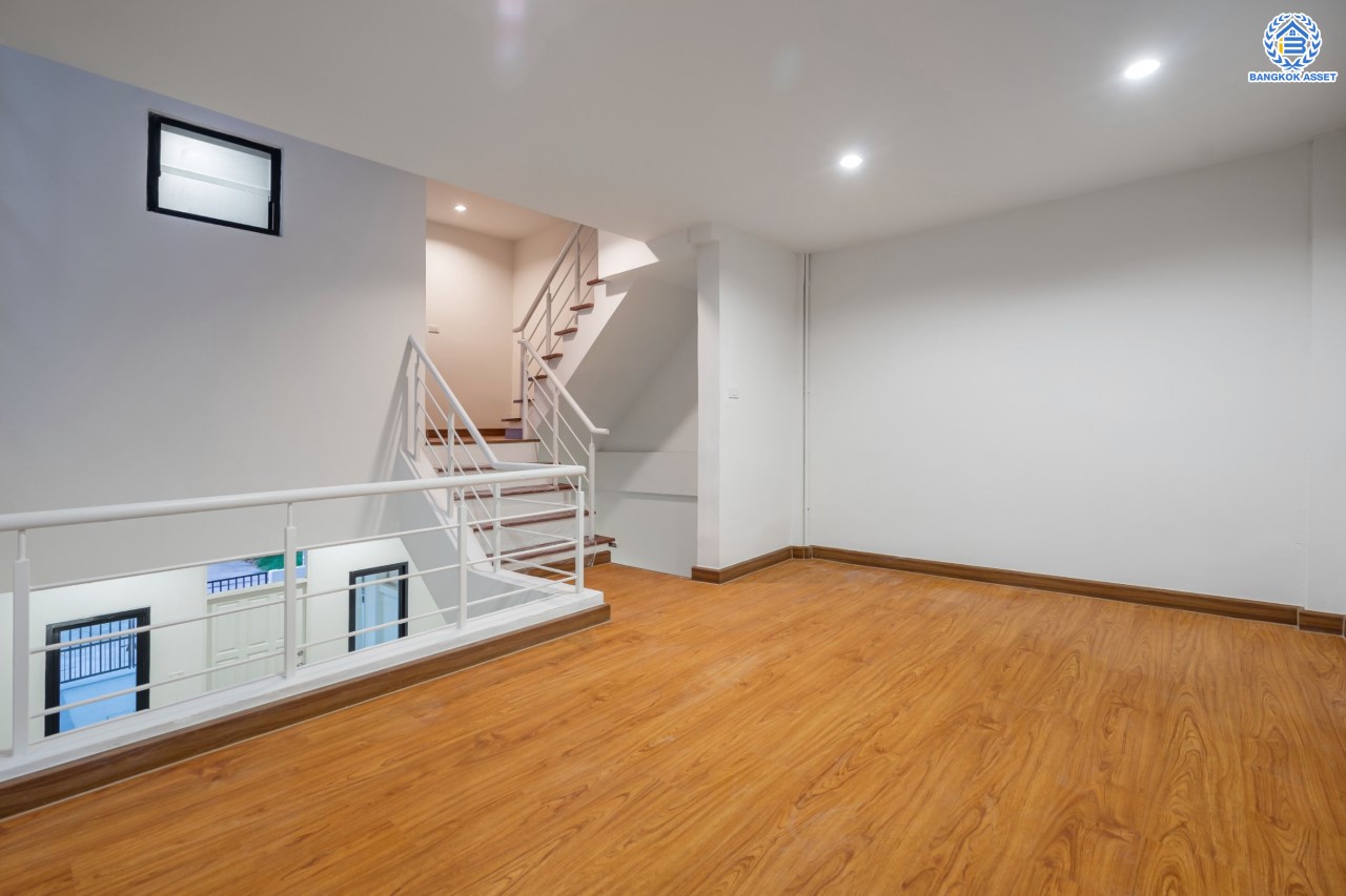 ทาวน์เฮ้าส์มือสองนนทบุรี ม.สรานนท์ ติวานนท์-ปากเกร็ด ทาวน์เฮ้าส์ 3ชั้นครึ่ง หลังมุม เนื้อที่ 26 ตร.ว. ฟังก์ชัน 4 ห้องนอน 3 ห้องน้ำ จอดรถได้ 1 คัน พร้อม Living Room กว้างขวาง บนทำเลติดถนนติวานนท์ ใกล้เซ็นทรัลแจ้งวัฒนะ รถไฟฟ้าสายสีชมพู "สถานีปากเกร็ด" และทางด่วน "ศรีรัช"...